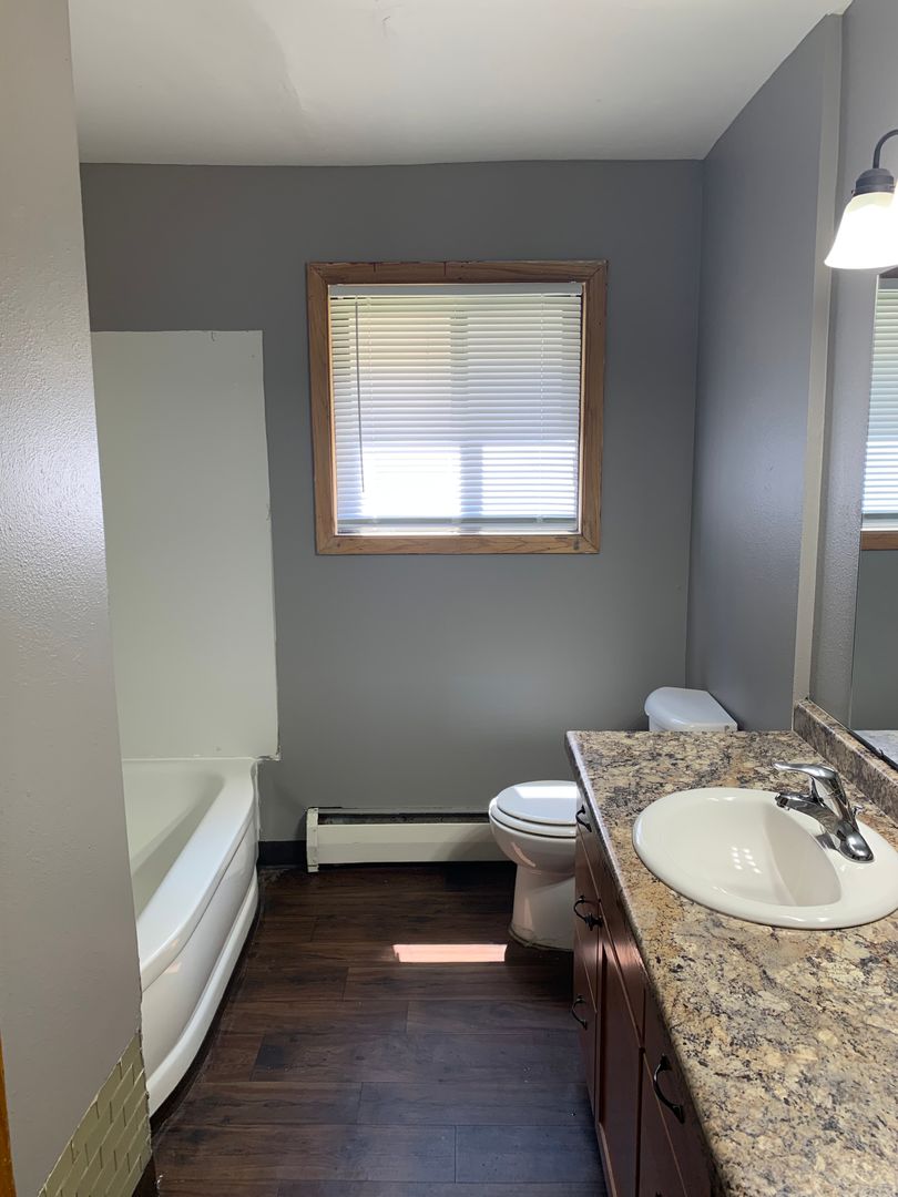 Moorhead Apartment: 1929 18th Ave S