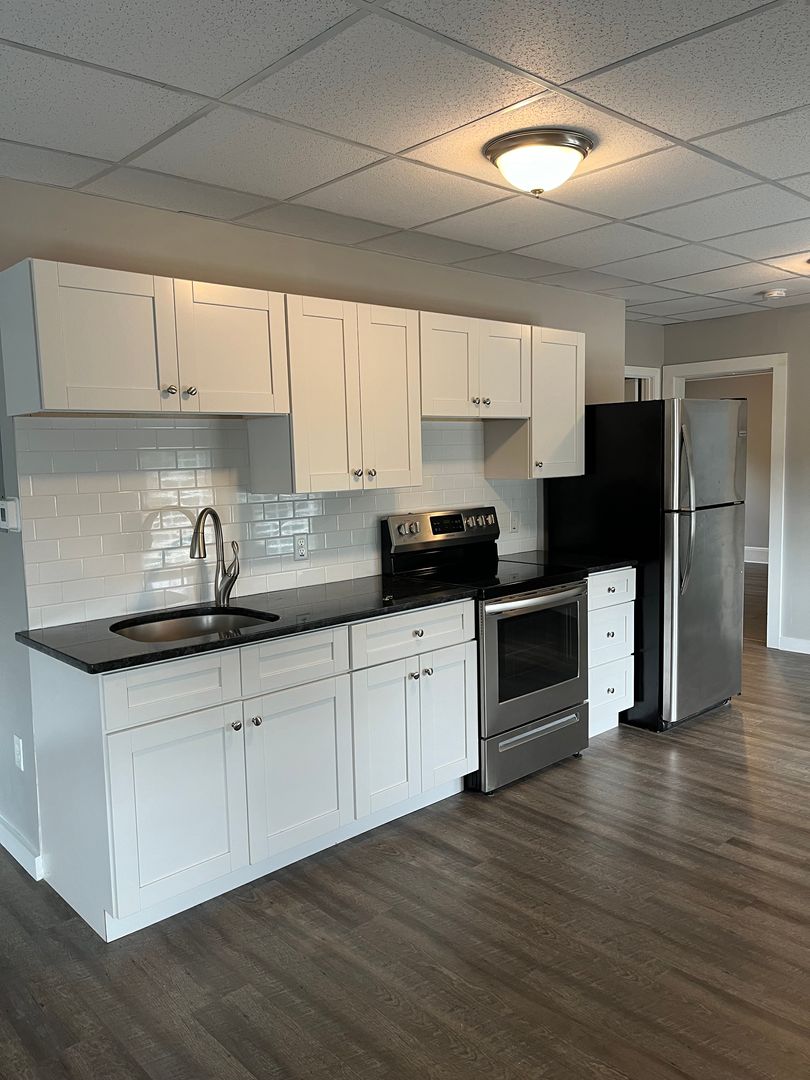 Pelham Apartment: 166 Marsh Road