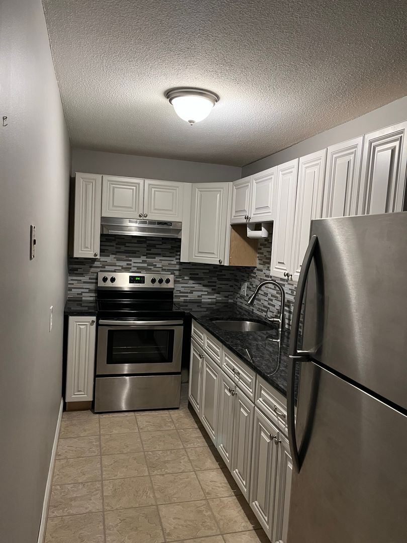 Derry Apartment: 17 Silvestri Circle