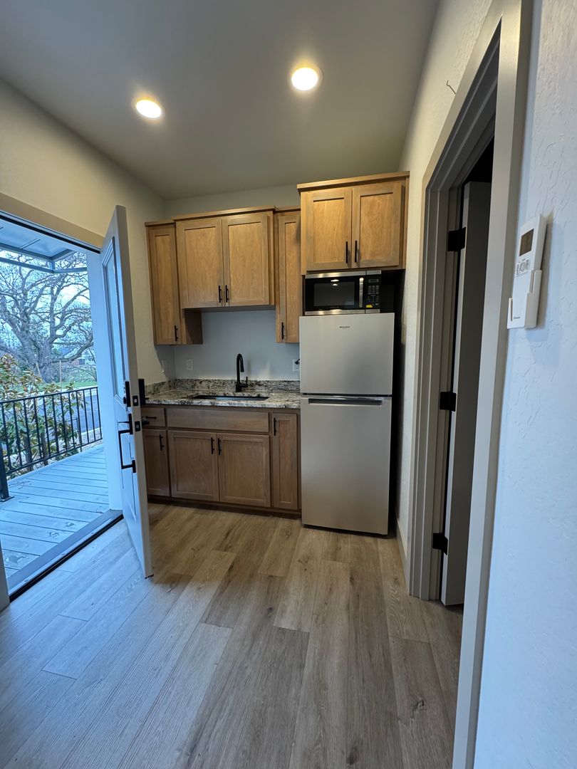 Ashland Apartment: 158 N. Mountain Ave