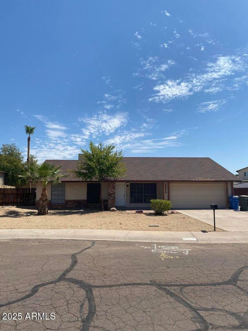 Glendale House: 18239 N 38th Dr
