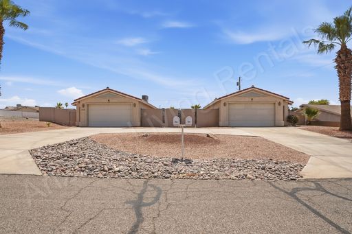 SOUTHSIDE DUPLEX WITH FENCED YARD – photo 1