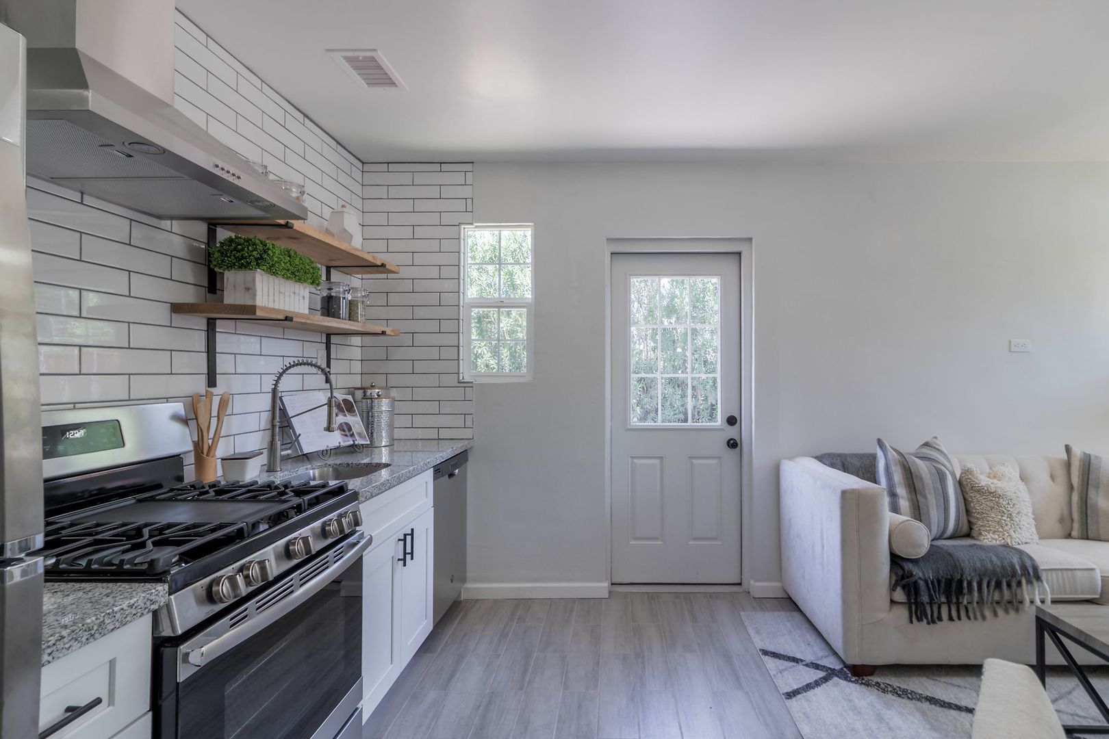 Phoenix Apartment: 1649 E Oak St
