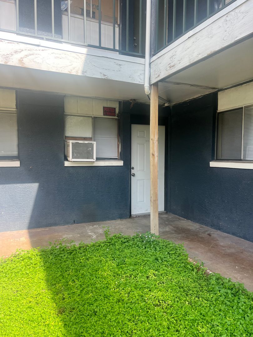 Killeen Apartment: 1601 E. Central Texas Expressway