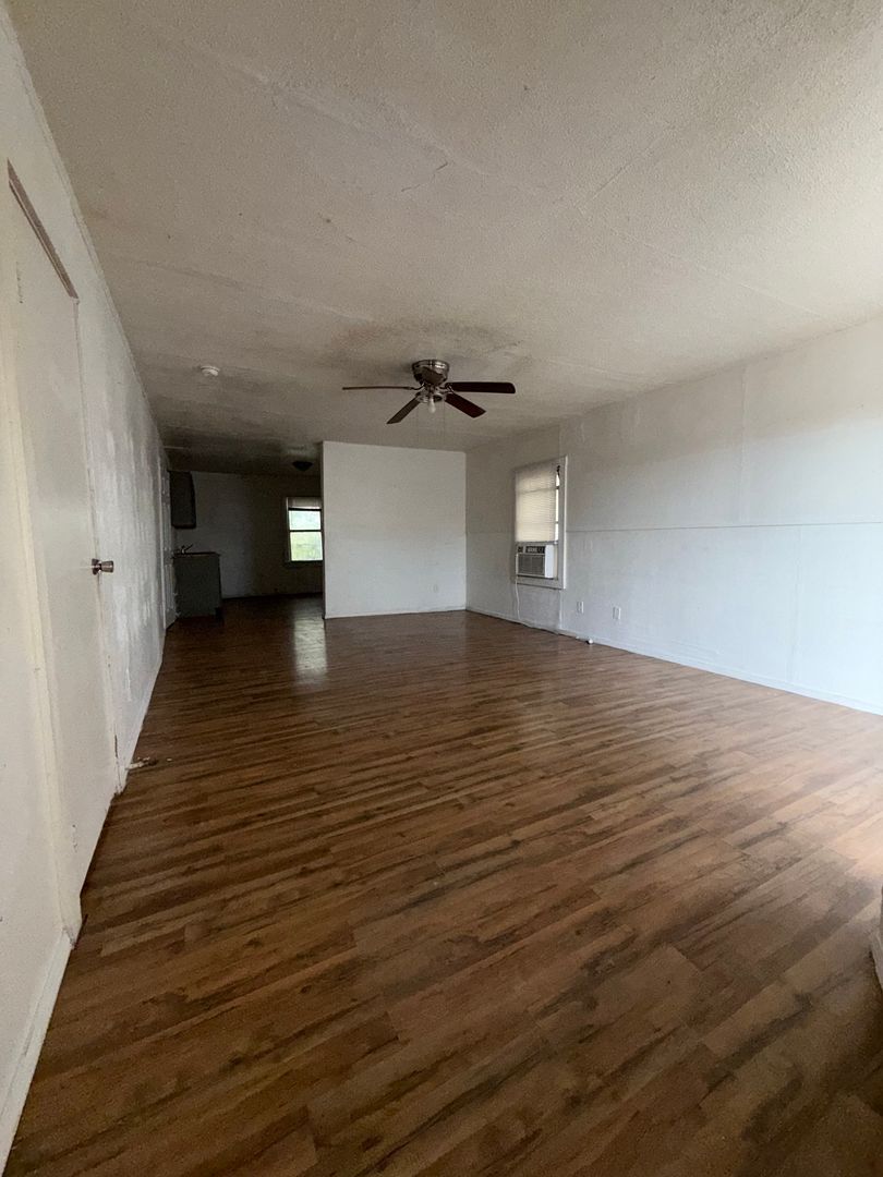 TEMPLE Apartment: 613 W AVE D.
