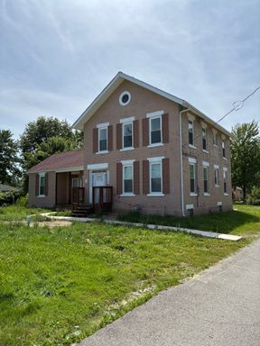 Available Now: Cozy 2-Bedroom Multi-Family Home in Lorain, OH – photo 1