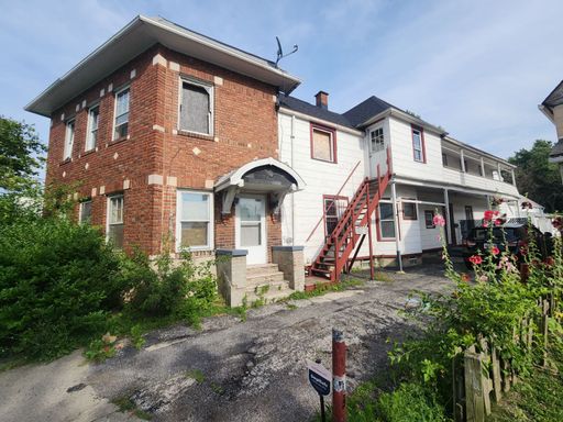 Affordable: Cozy 3-Bedroom Multi-Family Home in a Prime Location – photo 1
