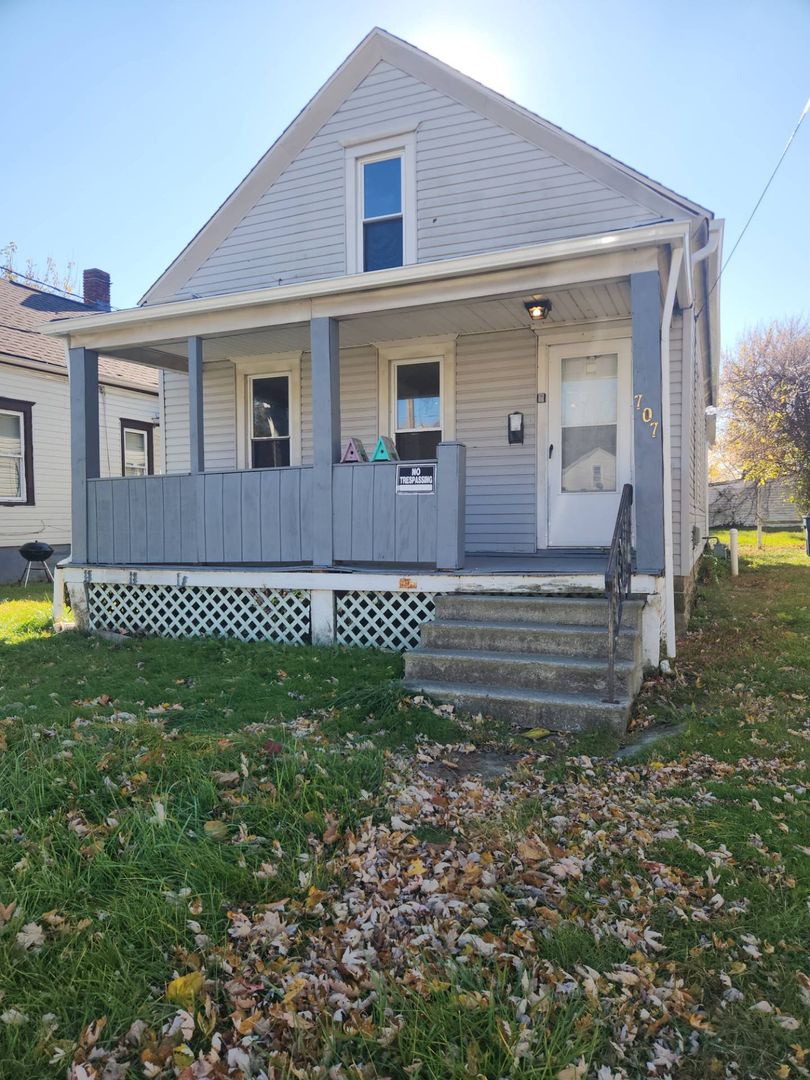 Lorain House: 707 W 18th St