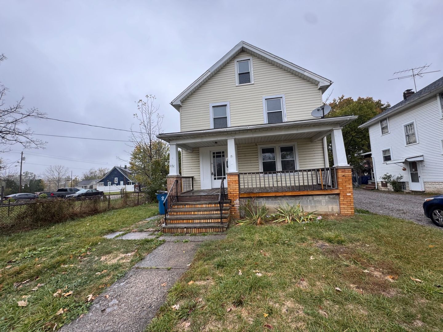 Lorain House: 930 W 18th Street