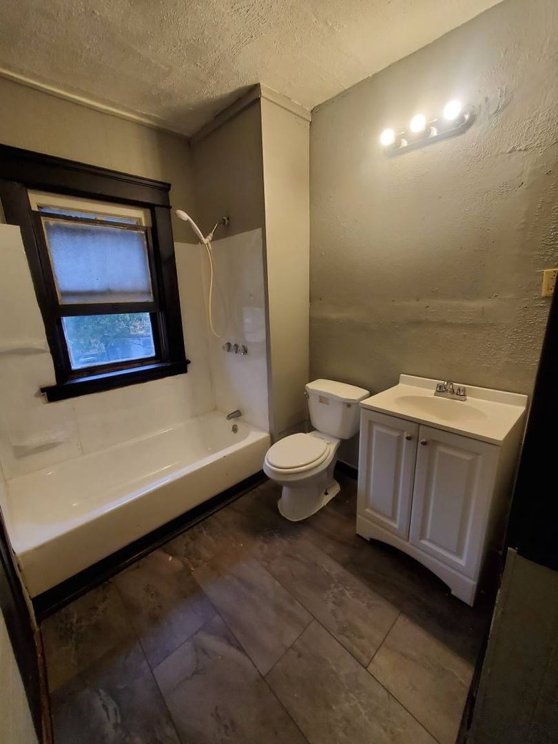 Cleveland House: 9808 Columbia Ave