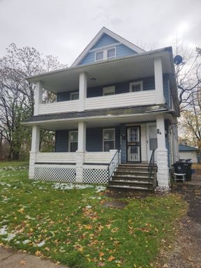 Available Now: Cozy 2-Bedroom Multi-Family Home in a Prime Location – photo 1