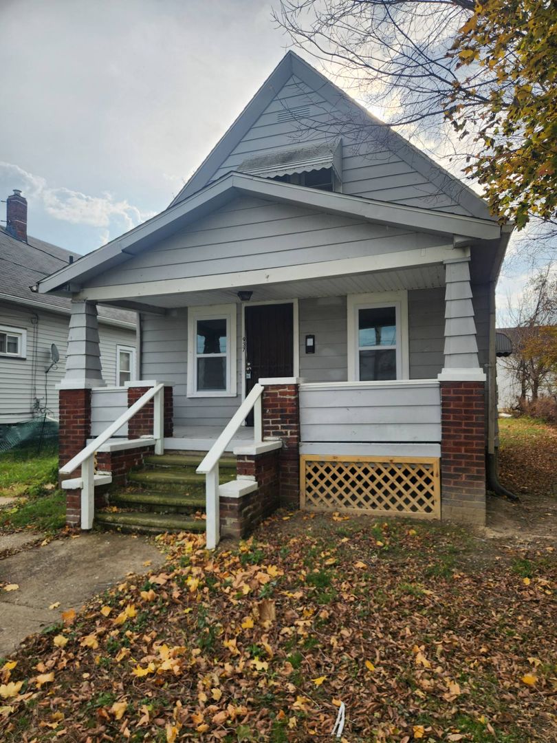 Lorain House: 937 W 13TH ST