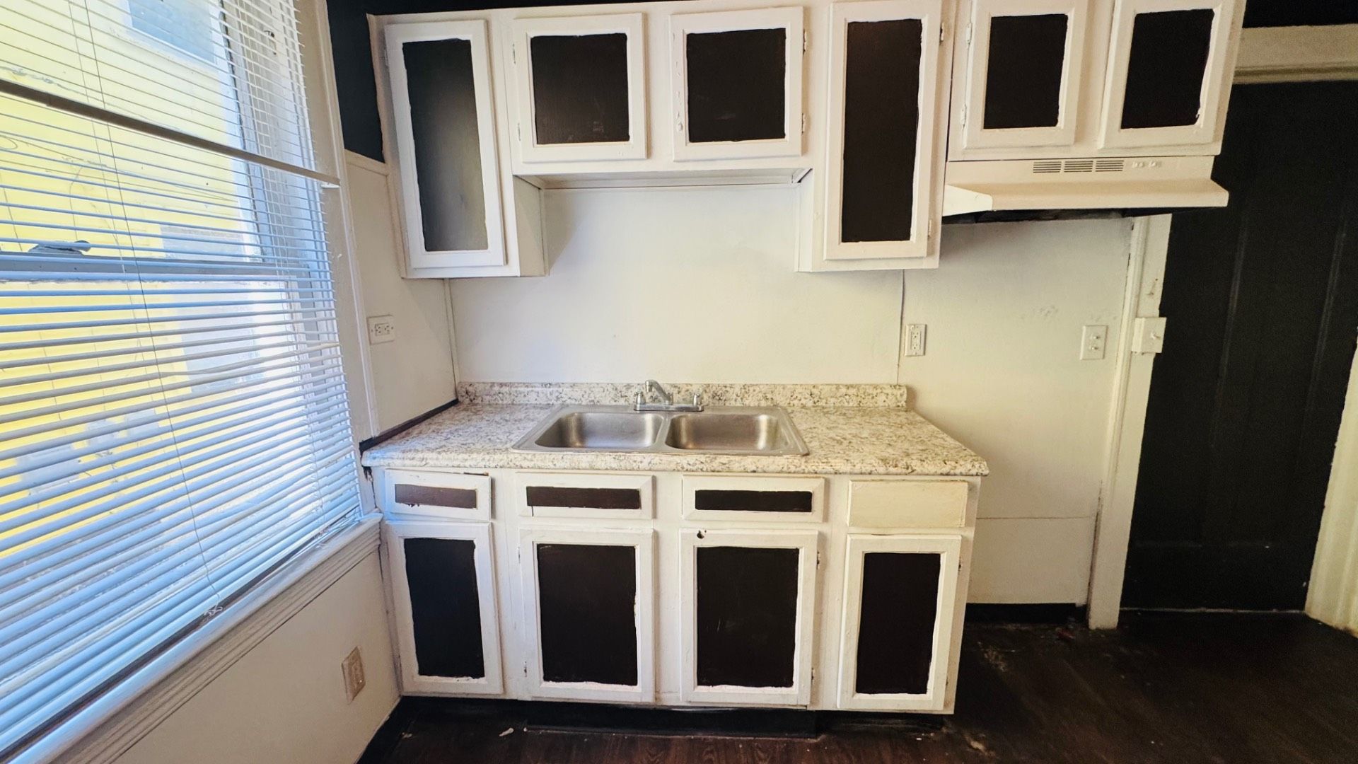 Cleveland Apartment: 12633 Edmonton Ave, Cleveland, OH 44108