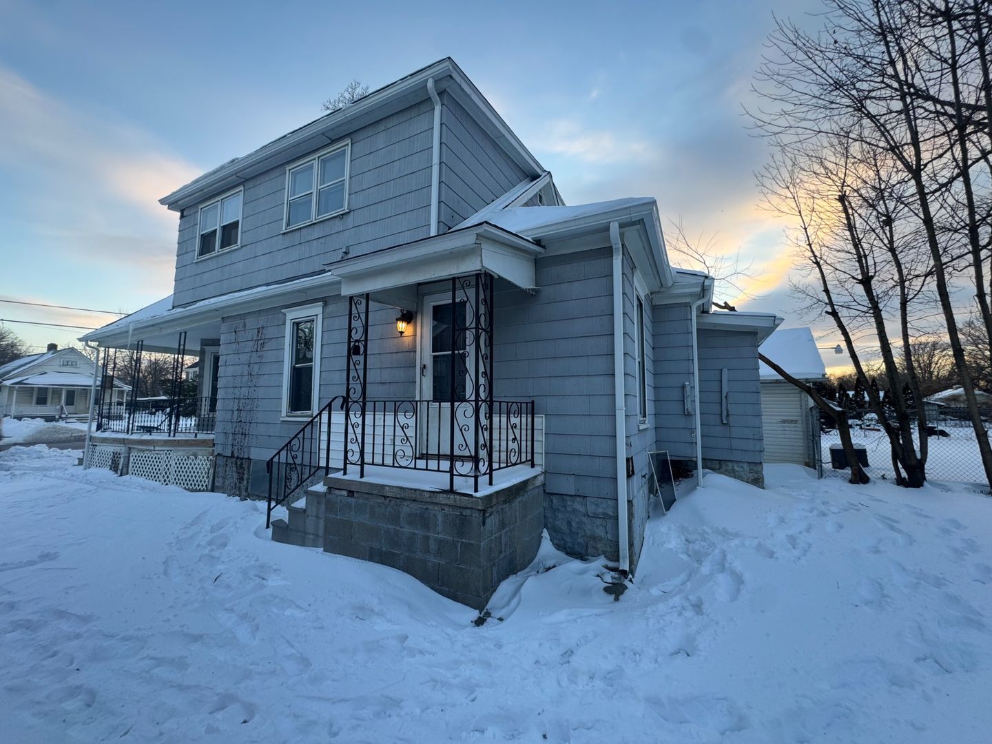 Lorain House: 704 W 21st St