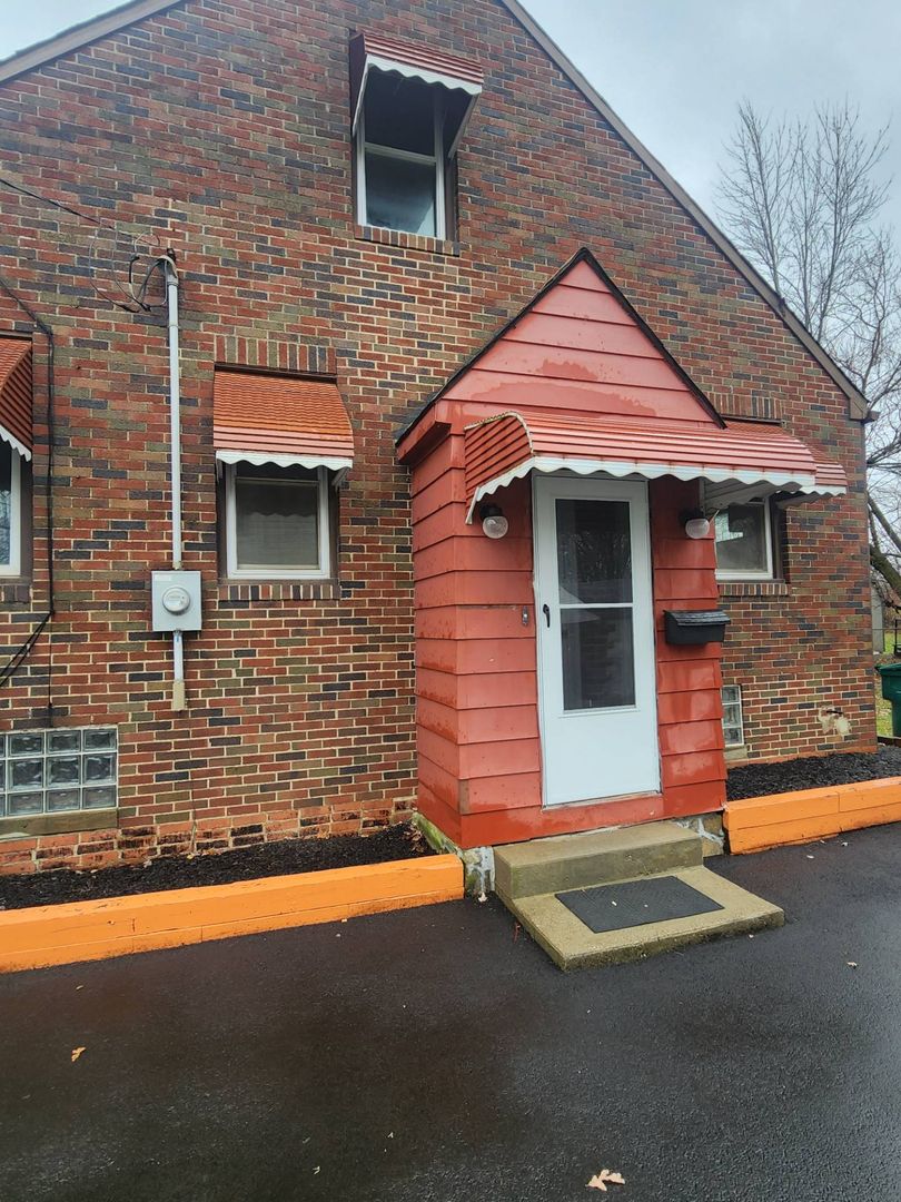 Bedford House: 21481 Forbes RD