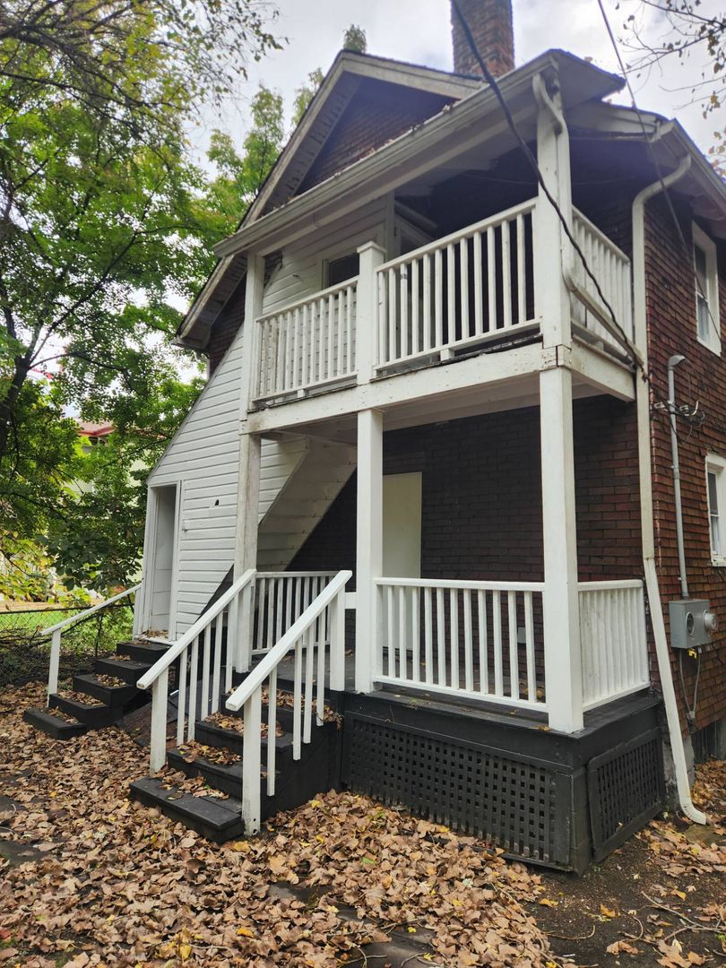 Cleveland Apartment: 2186 E 89th St