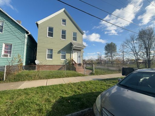 Charming 4-Bedroom Property in Prime Location – photo 1