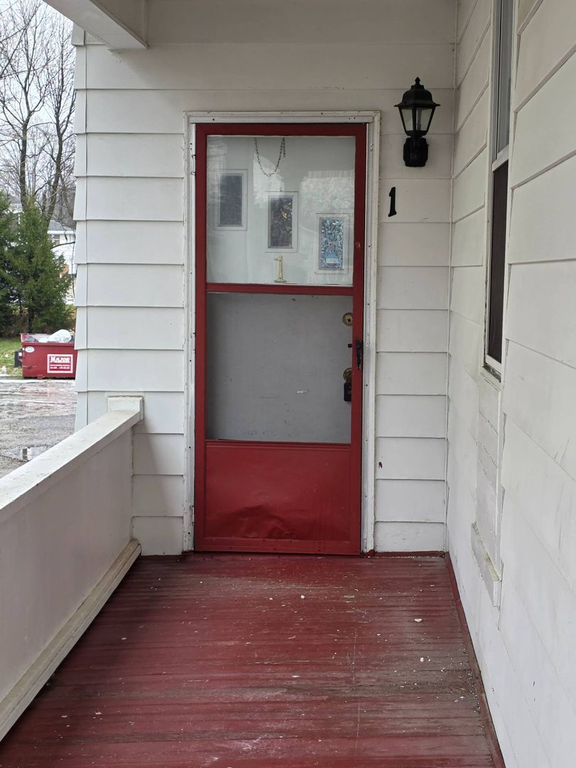 Geneva Apartment: 307 S Eagle St