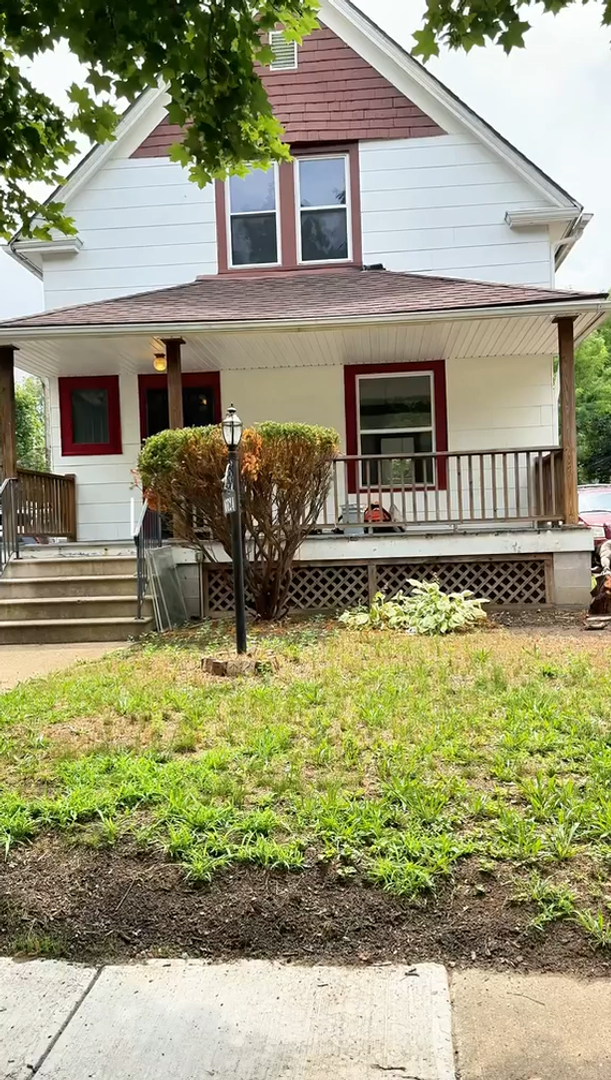 Cleveland House: 10724 Morison Ave