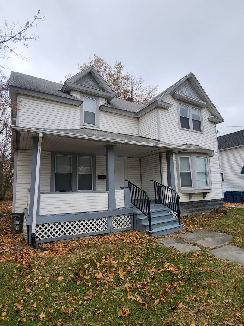 Lorain House: 1774 Oakdale Ave