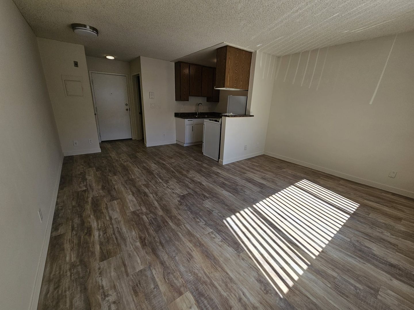 Tujunga Apartment: 10042 Commerce Ave.