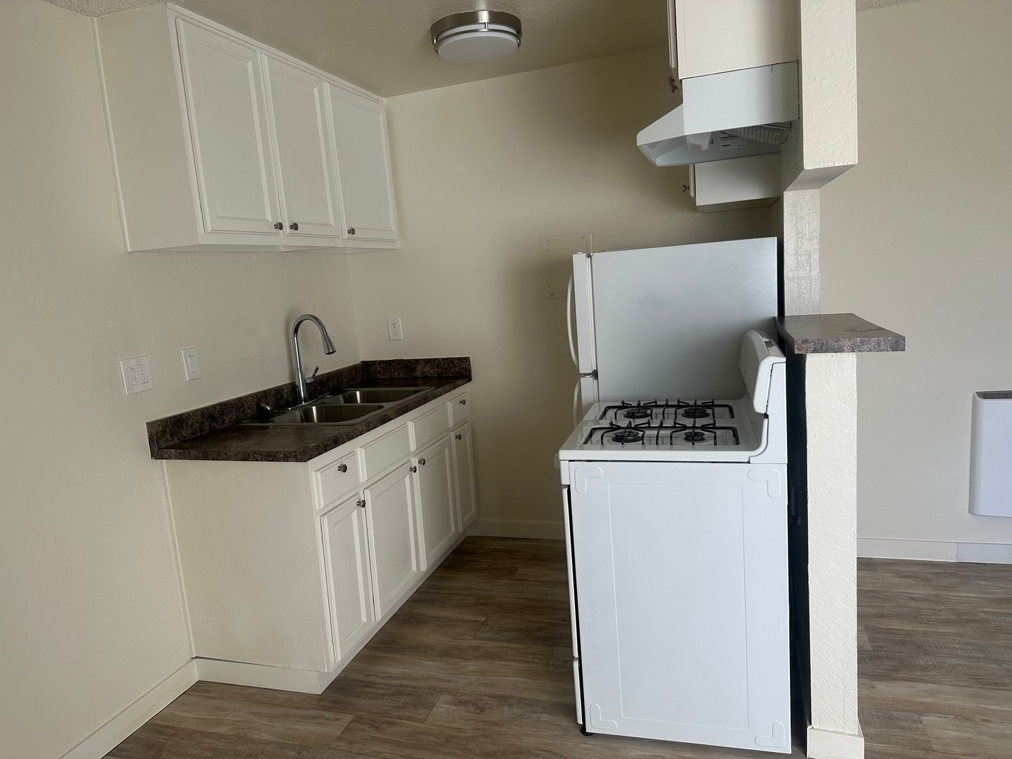 N. Hollywood Apartment: 11450 Calvert St.