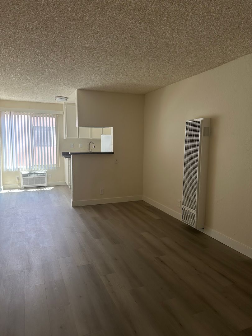 N. Hollywood Apartment: 11434 Calvert St.