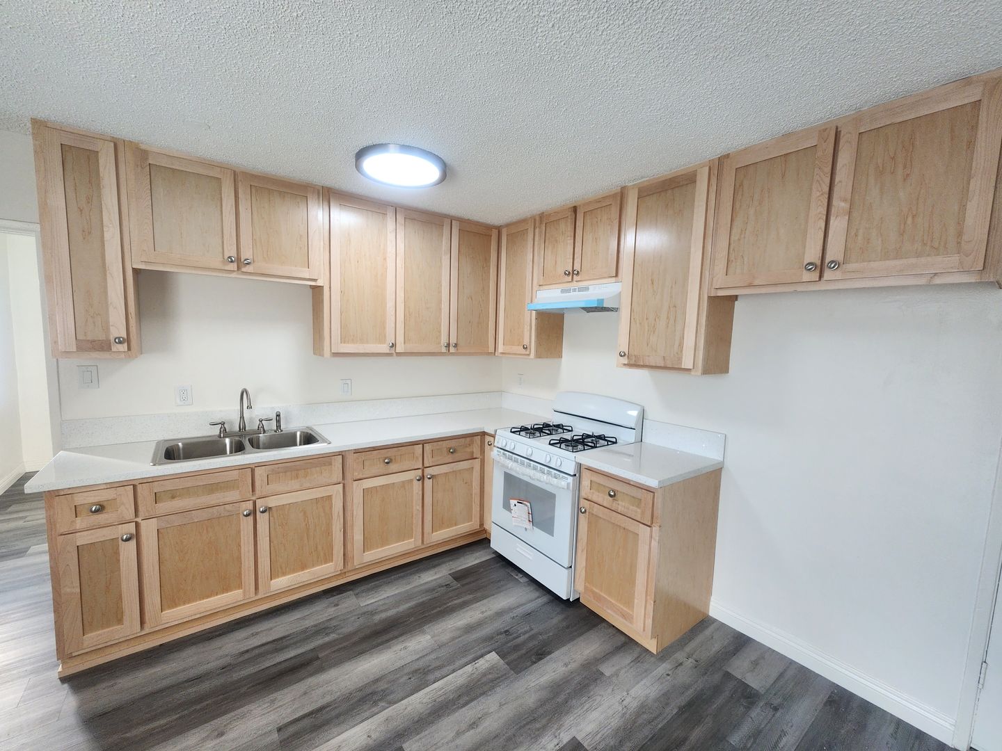 Inglewood Apartment: 10309 Inglewood Ave