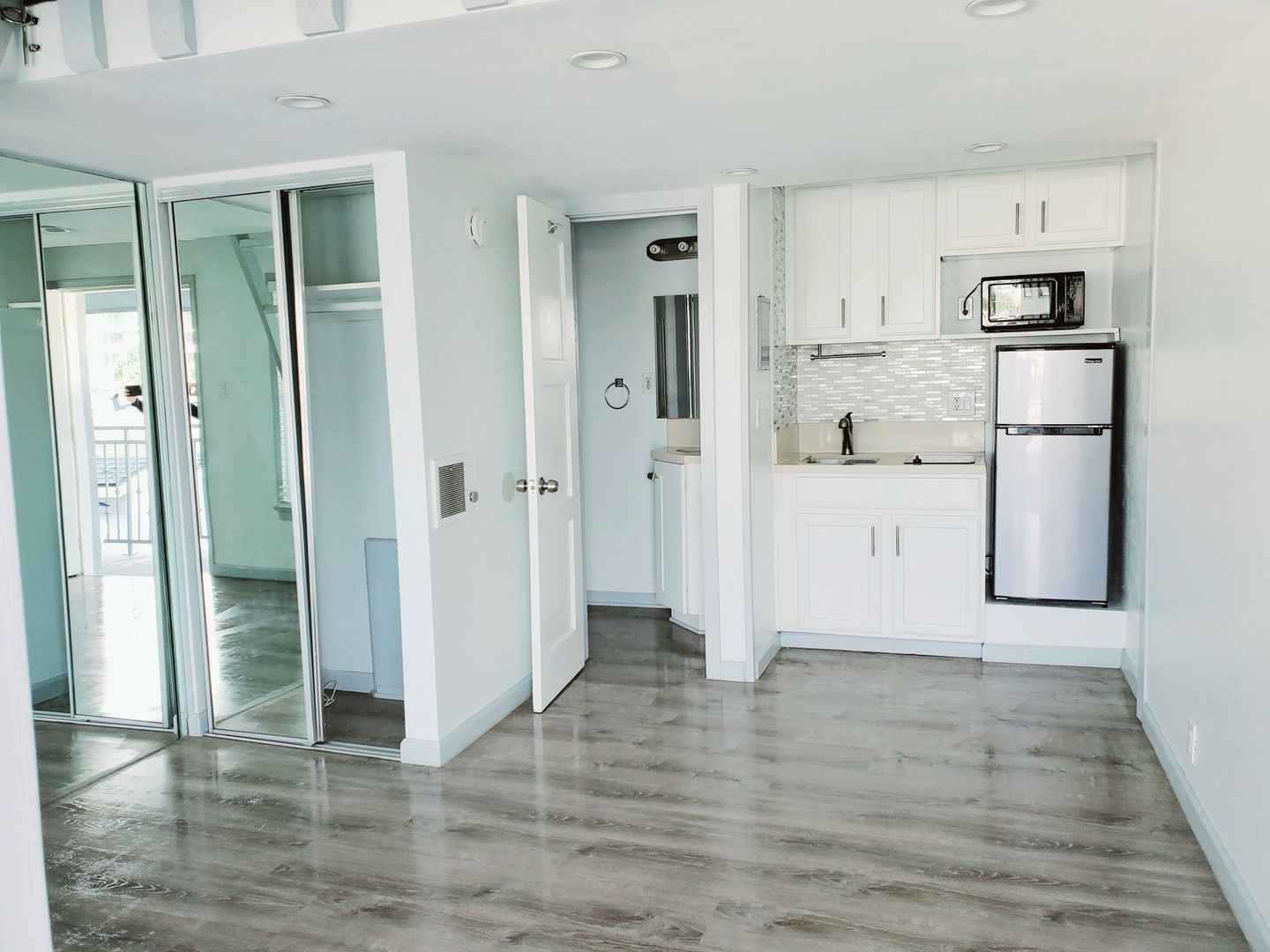 Long Beach Apartment: 5465 E. 2nd St.
