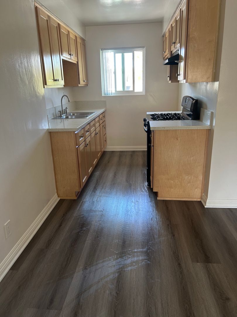 Hawthorne Apartment: 4942-4948 W. 118th Street