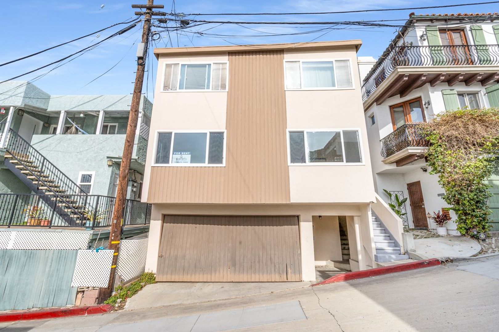 Manhattan Beach Apartment: 117-119 Moonstone St.