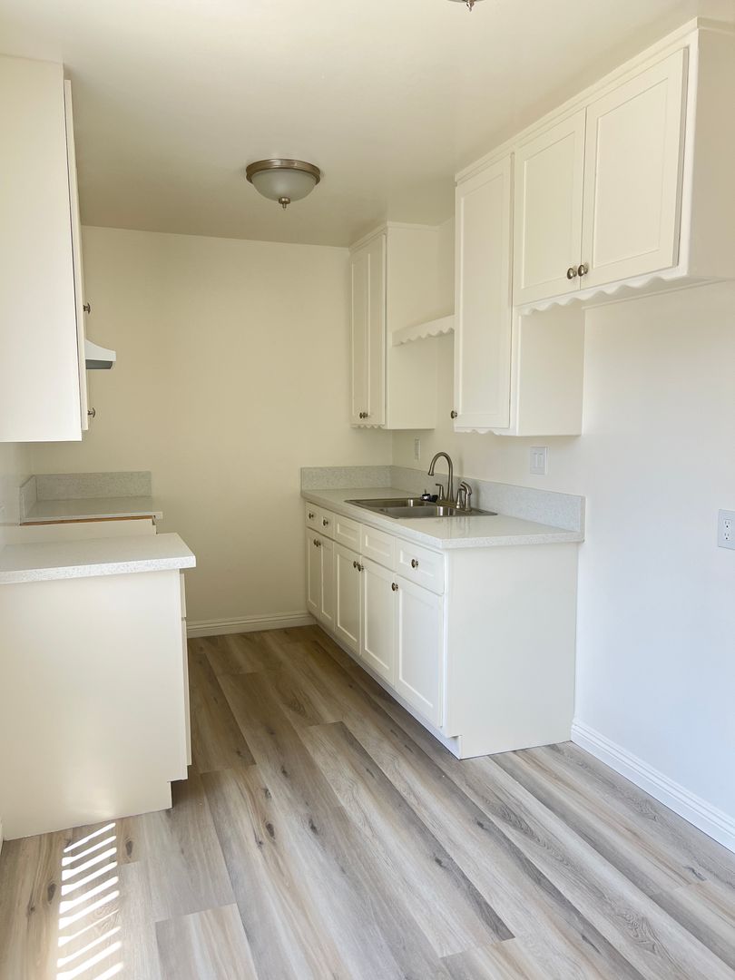 Redondo Beach Apartment: 2520-2522 Mathews Ave.