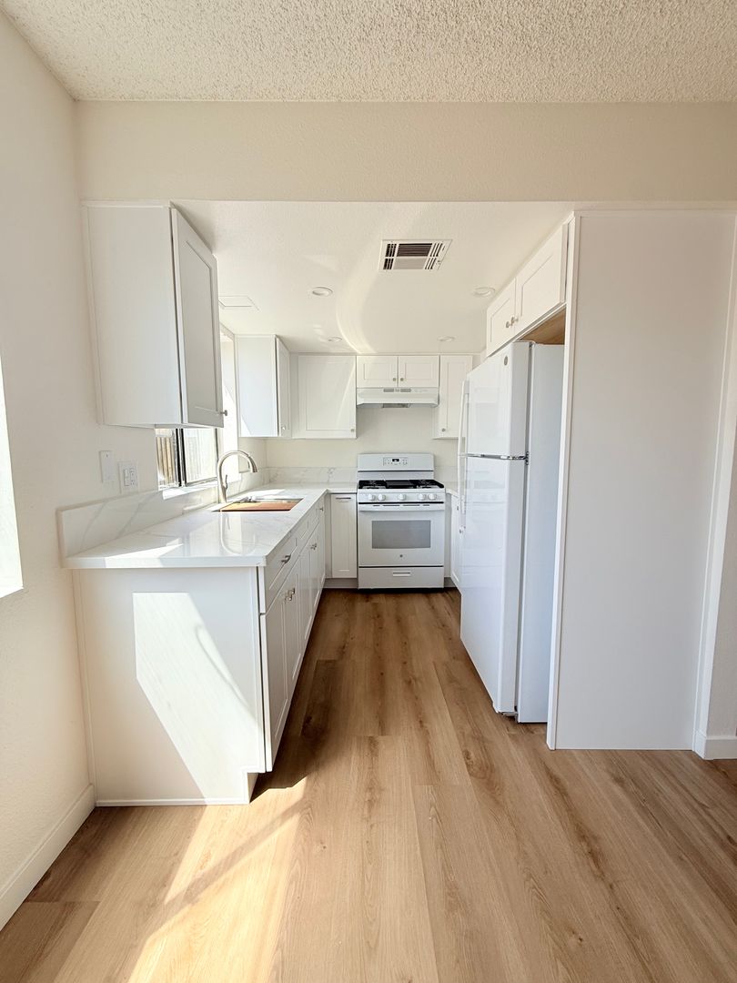 Inglewood Apartment: 415 N. Exton Avenue