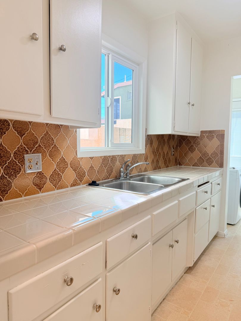 Hermosa Beach Apartment: 1120-1122 Prospect Avenue