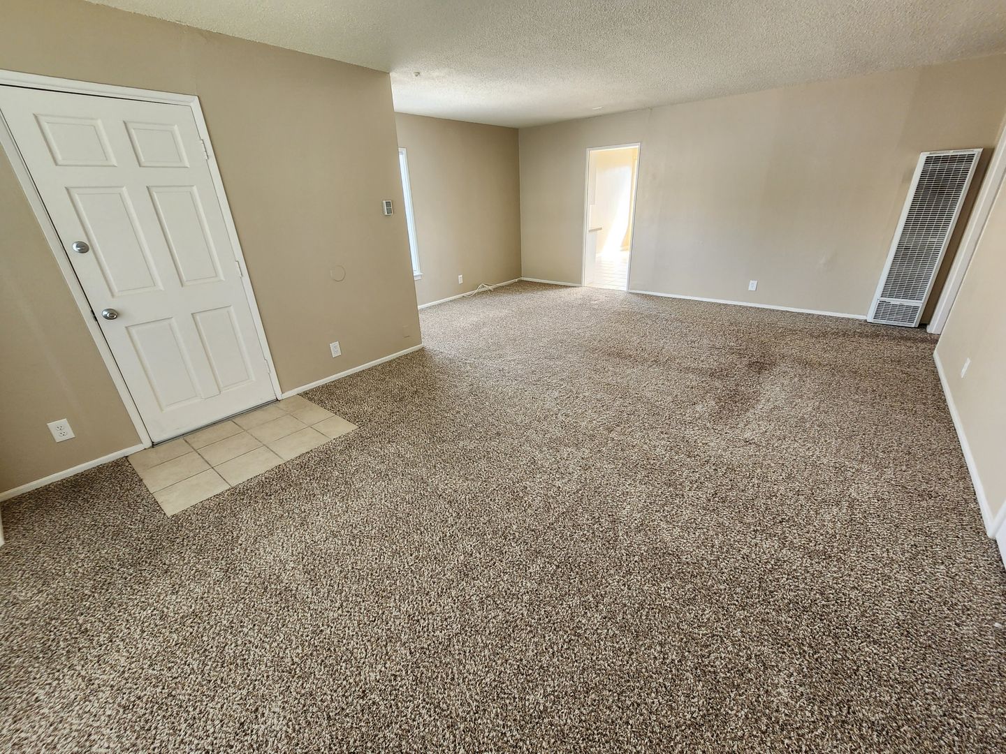 Lawndale Apartment: 14820-14822 1/2 Larch Ave