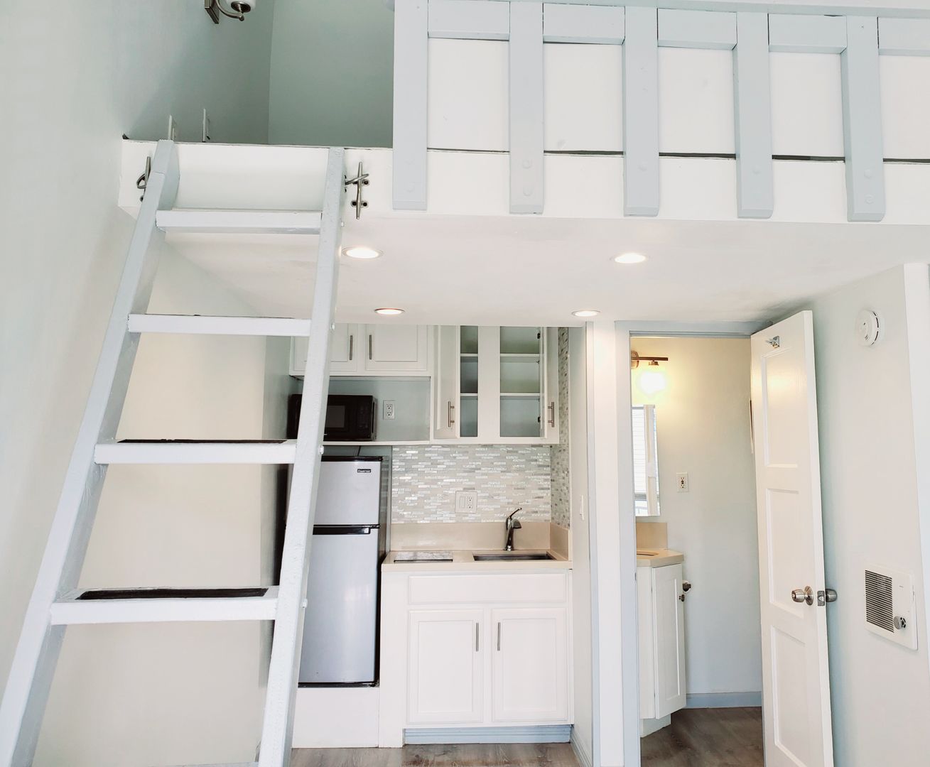 Long Beach Apartment: 5465 E. 2nd St.