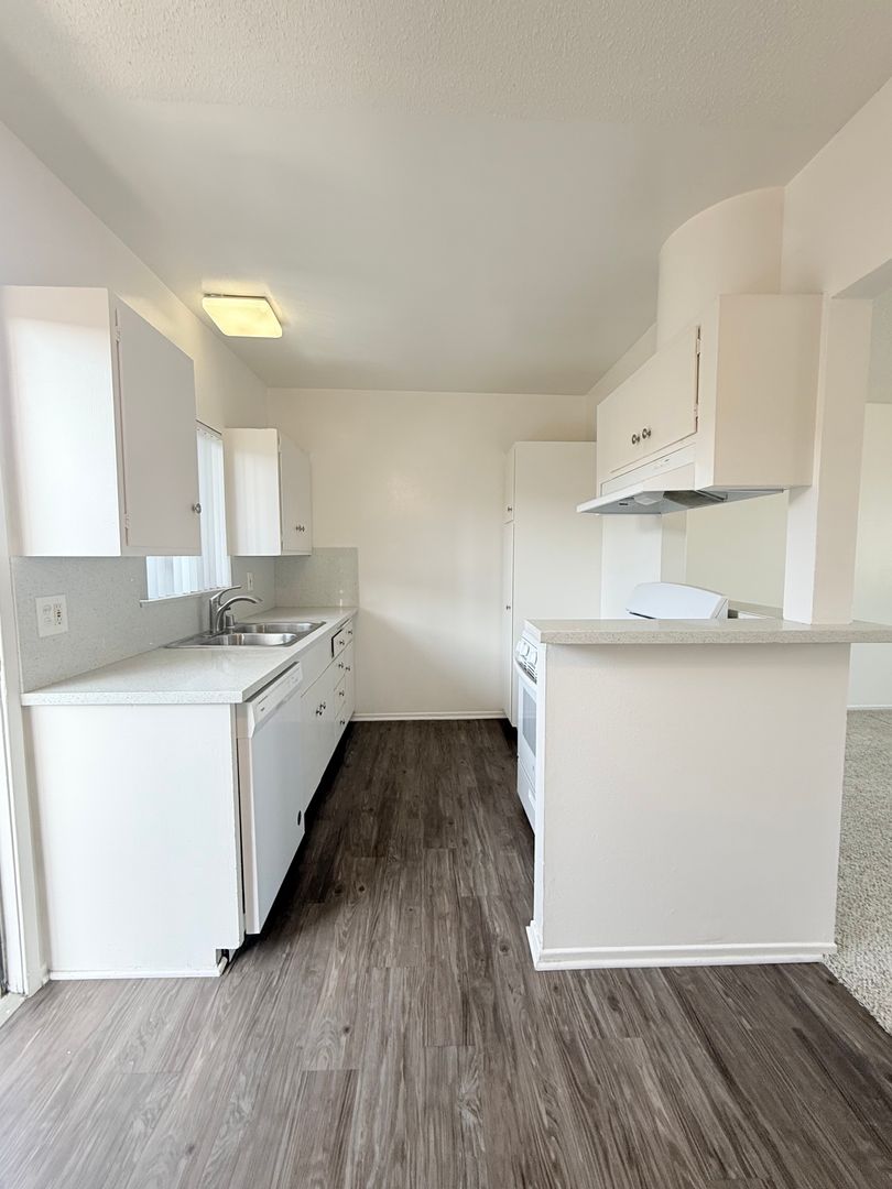 Hermosa Beach Apartment: 957 1st Street