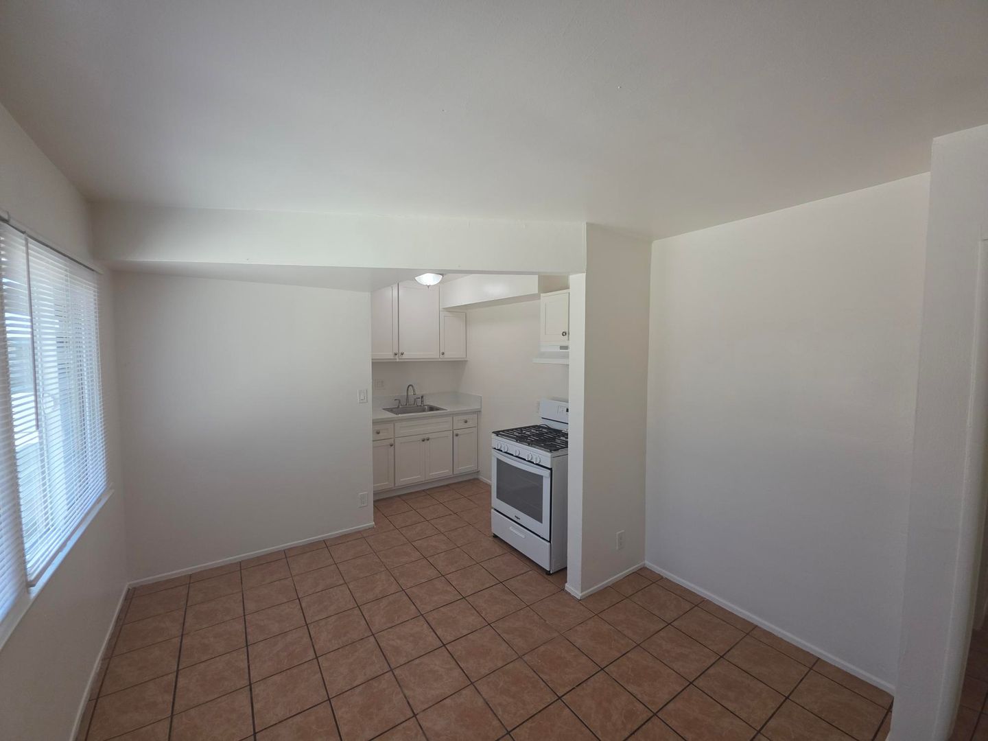 Hawthorne Apartment: 11518 Inglewood Ave