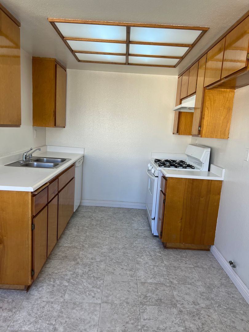 San Pedro Apartment: 770 Summerland Ave.