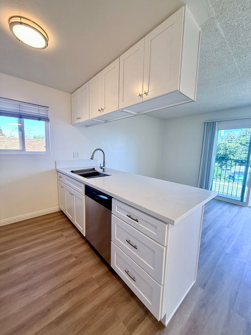 Hermosa Beach Apartment: 146 Lyndon St