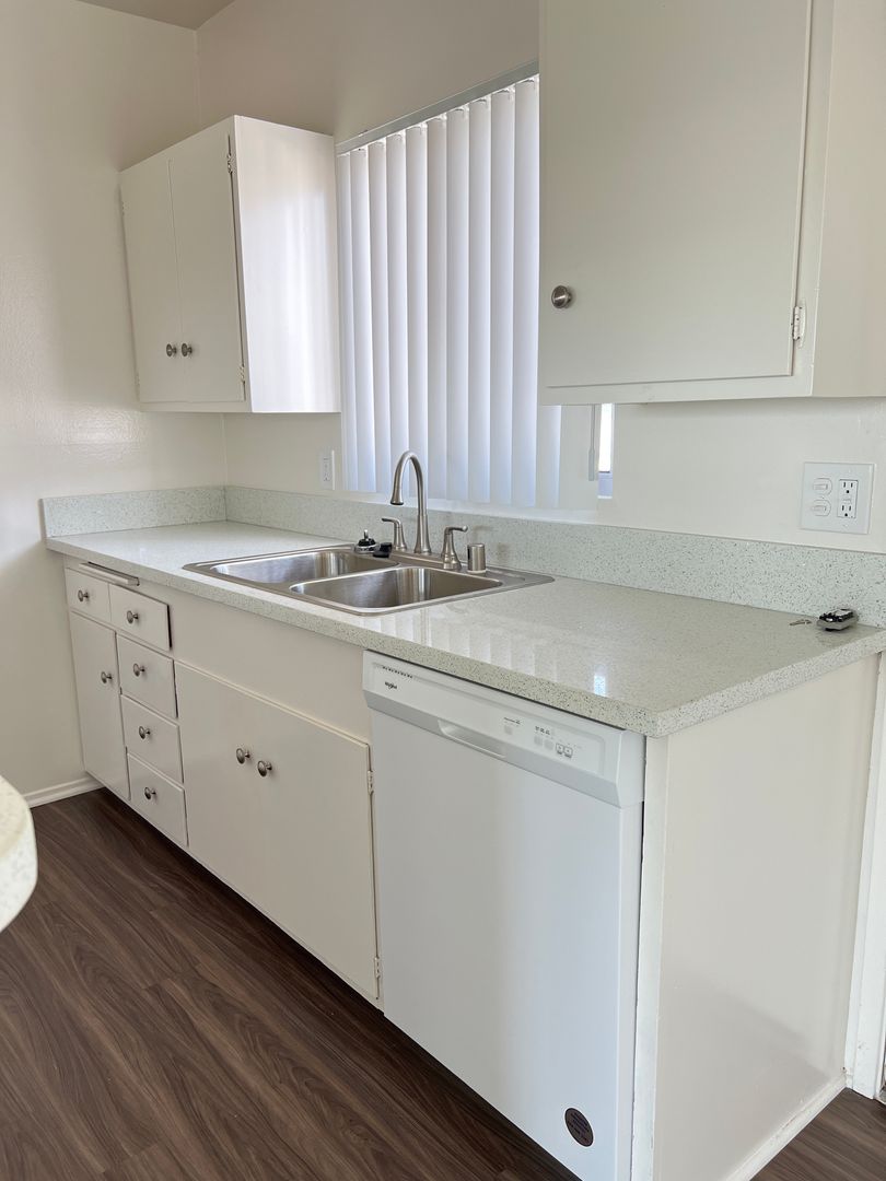 Hermosa Beach Apartment: 957 1st Street