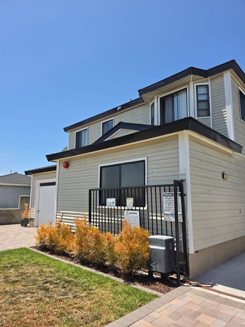 Hawthorne Apartment: 4921 W. 118th St,
