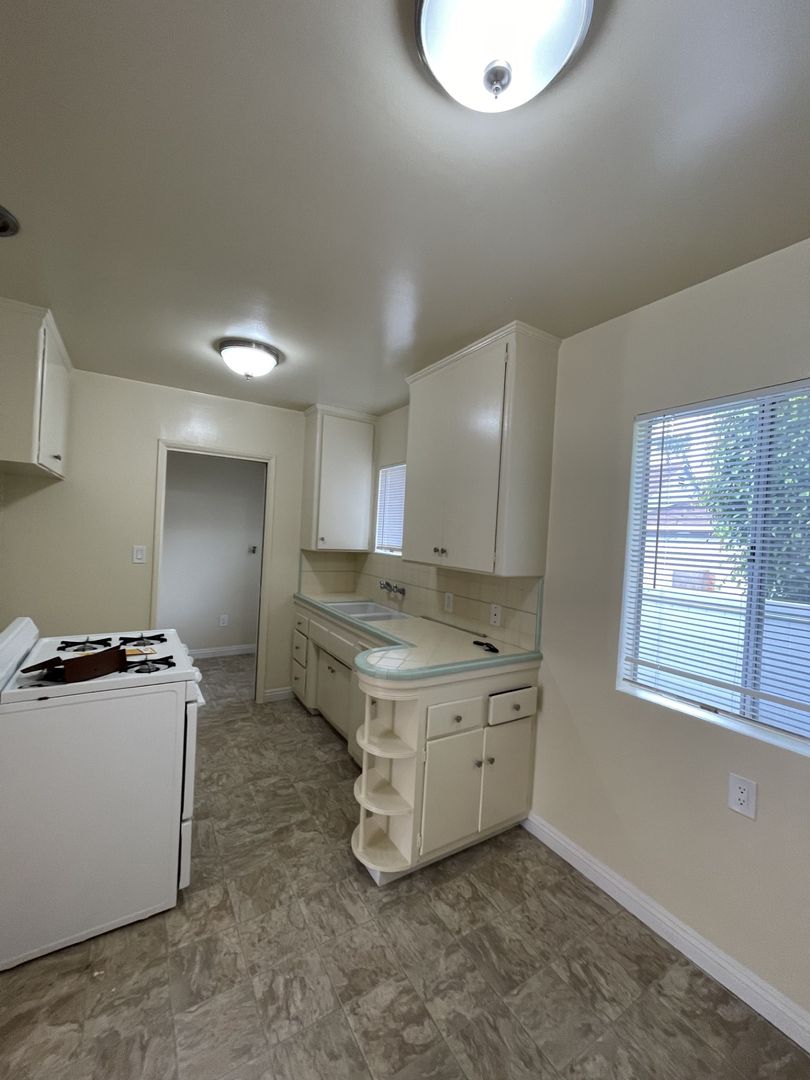 San Pedro Apartment: 570-574 W. 18th Street