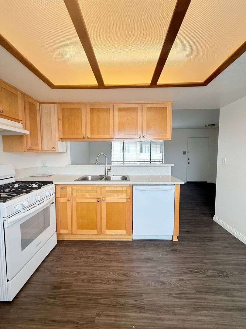 Hawthorne Apartment: 4057 W. 130th Street