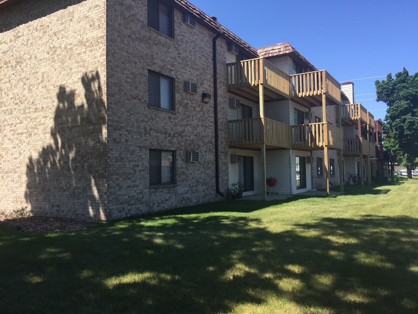 Sioux Falls Apartment: 300 N Kiwanis Ave