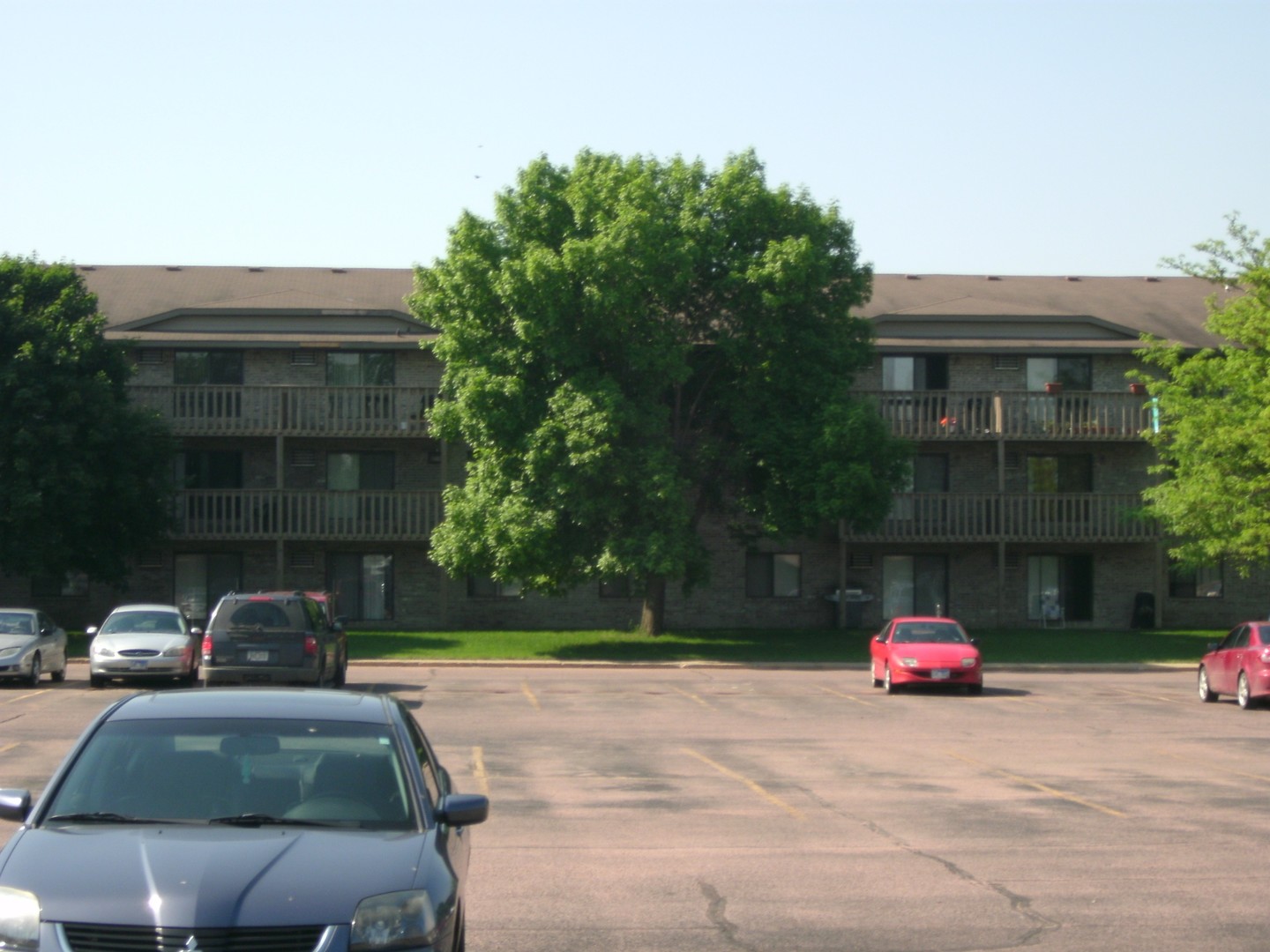 Sioux Falls Apartment: 300 N Holly Ave