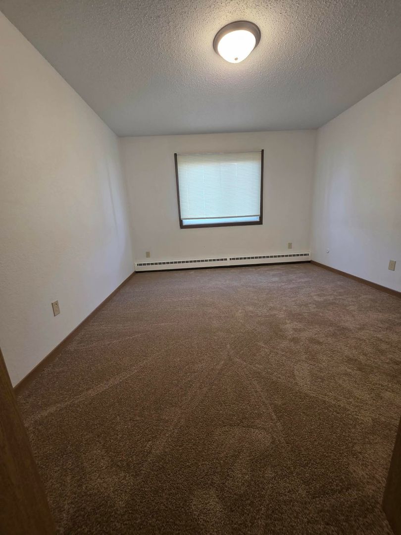 Sioux Falls Apartment: 300 N Kiwanis Ave
