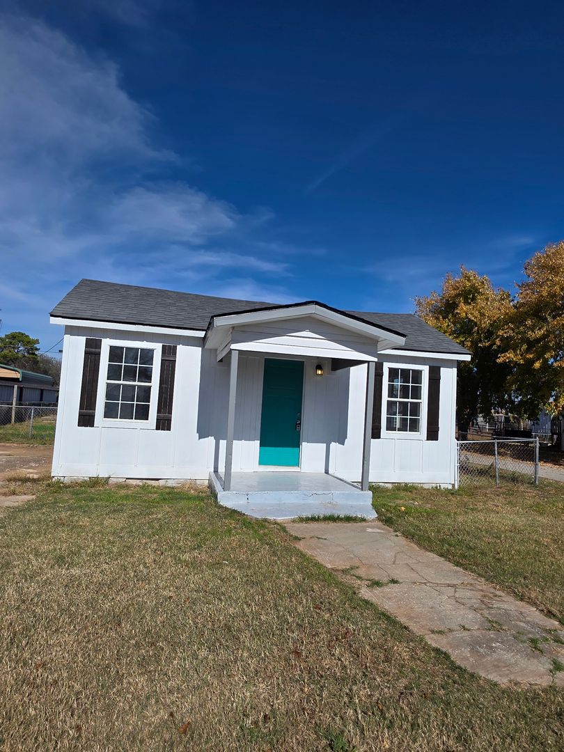 Purcell House: 703 W Phillips St