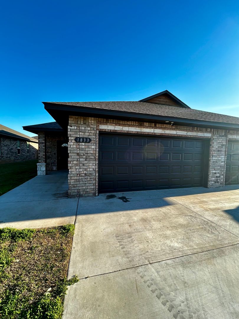 El Reno House: 1833 Cypress Lane