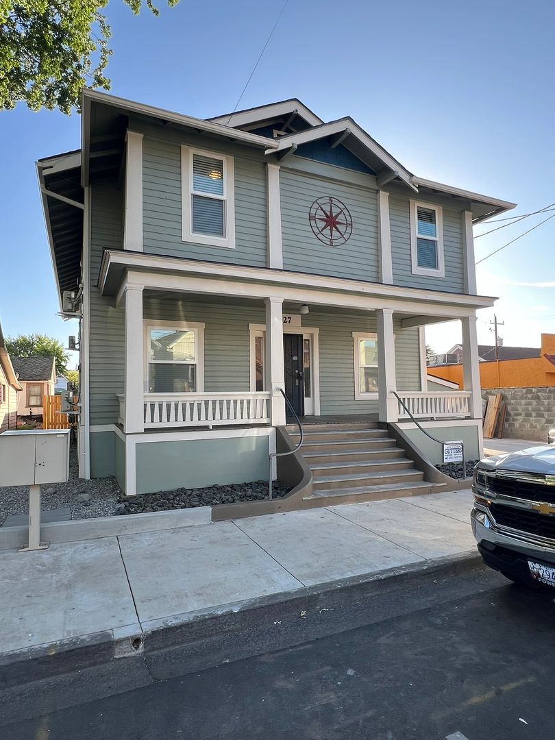 Pendleton Apartment: 327 SW 2nd St